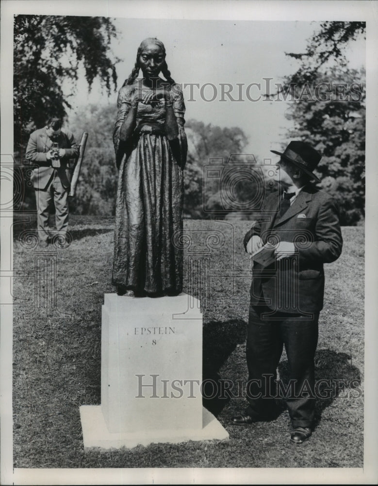 1948 Press Photo Jacob Epstein and His Piece, &quot;The Visitation&quot;, Battersea Park-Historic Images