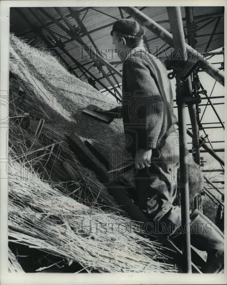 1970 Press Photo combing thatch roof at Anne Hathaway&#39;s Cottage, England-Historic Images