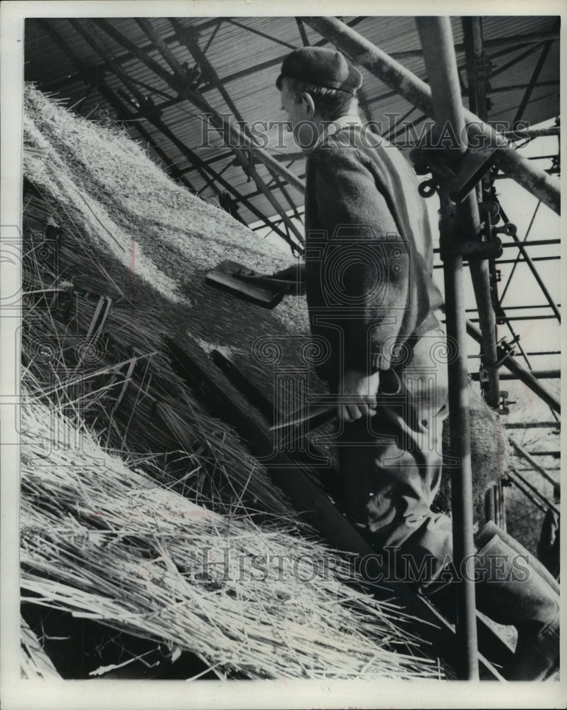 1970 Press Photo combing thatch roof at Anne Hathaway's Cottage, England-Historic Images