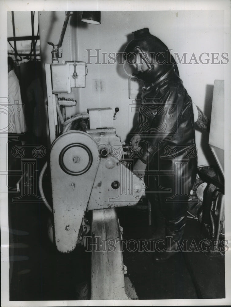 1956 Press Photo Worker at Atomic Energy Research Station, Harwell, England- Historic Images