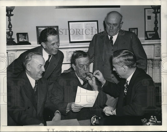 1939 Press Photo Henry Wallace lights a cigar for Ed Smith as others looking on-Historic Images