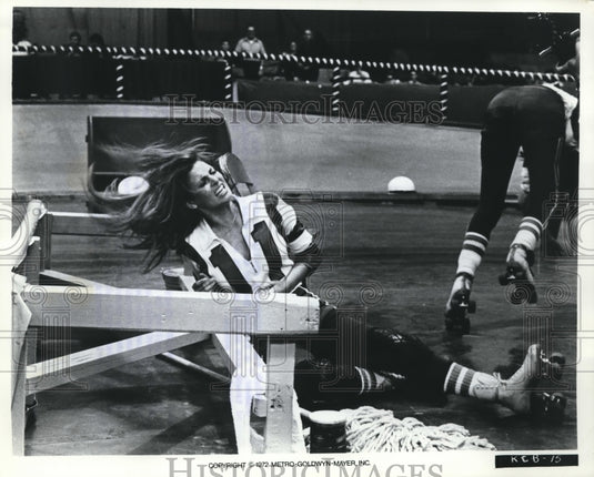 1972 Press Photo Raquel Welch Takes Spills as She Plays "Kansas City Bomber"-Historic Images
