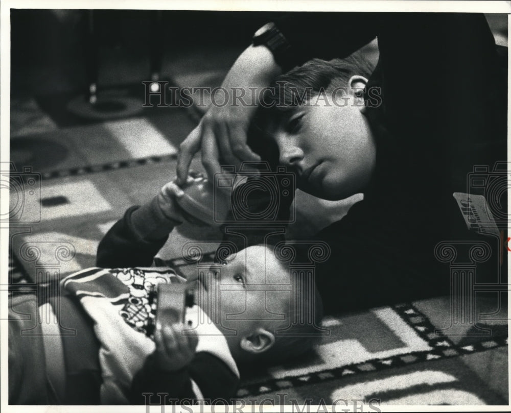 1992 Press Photo Kasey Becker with Toddler, Family Center of Washingto ...