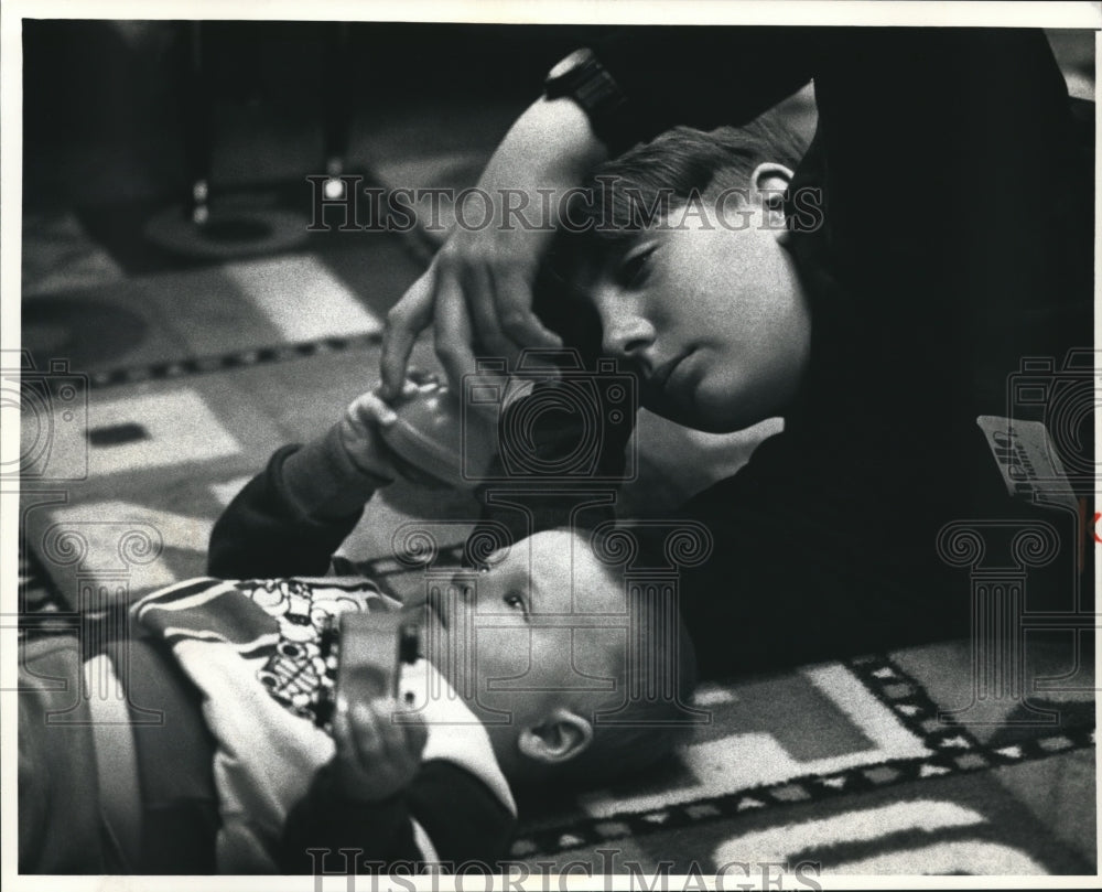 1992 Press Photo Kasey Becker with Toddler, Family Center of Washington Co.-Historic Images