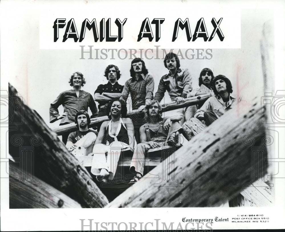 1972 Press Photo Milwaukee's Family at Max Music Band Releases First Disc-Historic Images