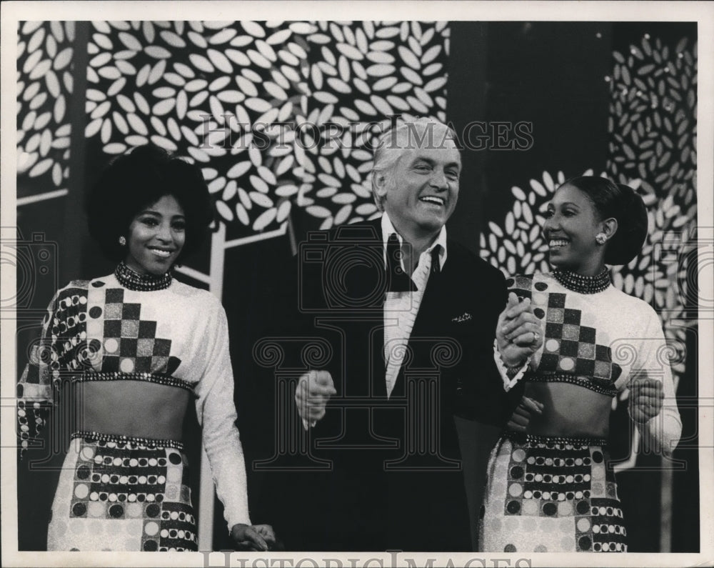 1975 Press Photo Actor Ted Knight on Tony Orlando and Dawn on CBS - Historic Images