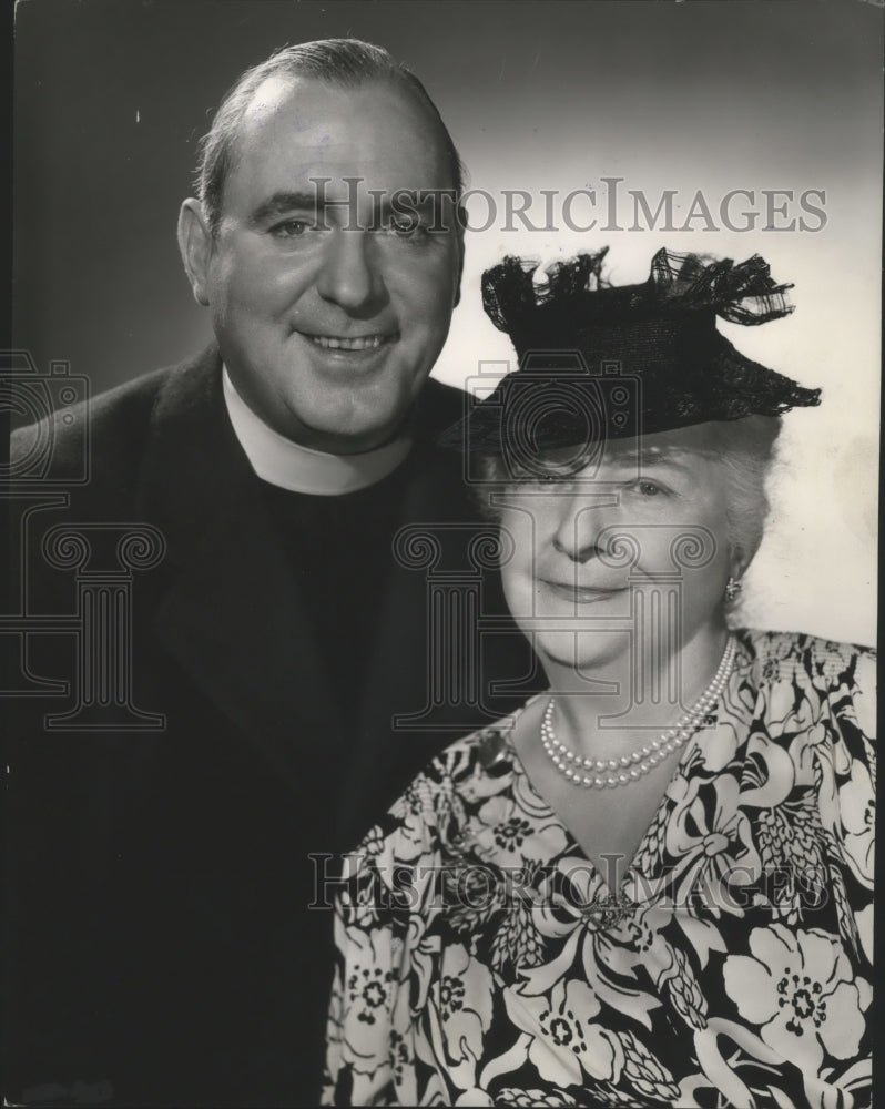 1947 Press Photo Margaret O&#39;Brien, Pat O&quot;Brien, Set of &quot;Fighting Father Dunne&quot;-Historic Images