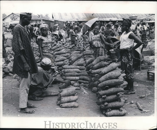 1970 Press Photo Customers at market at Onitsha, Nigeria - mjx34154-Historic Images