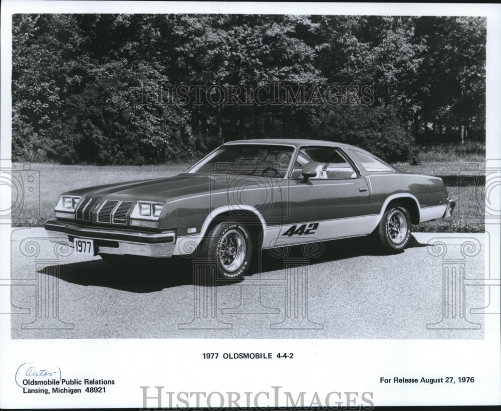 1977 Press Photo 1977 Oldsmobile 4-4-2 - mjx34246 - Historic Images