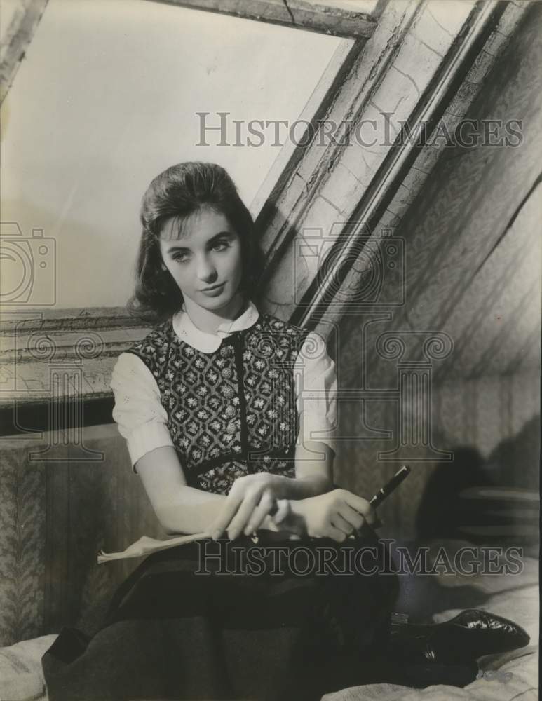 1959 Press Photo Pensive Millie Perkins stars in &quot;Diary of Anne Frank&quot; - Historic Images