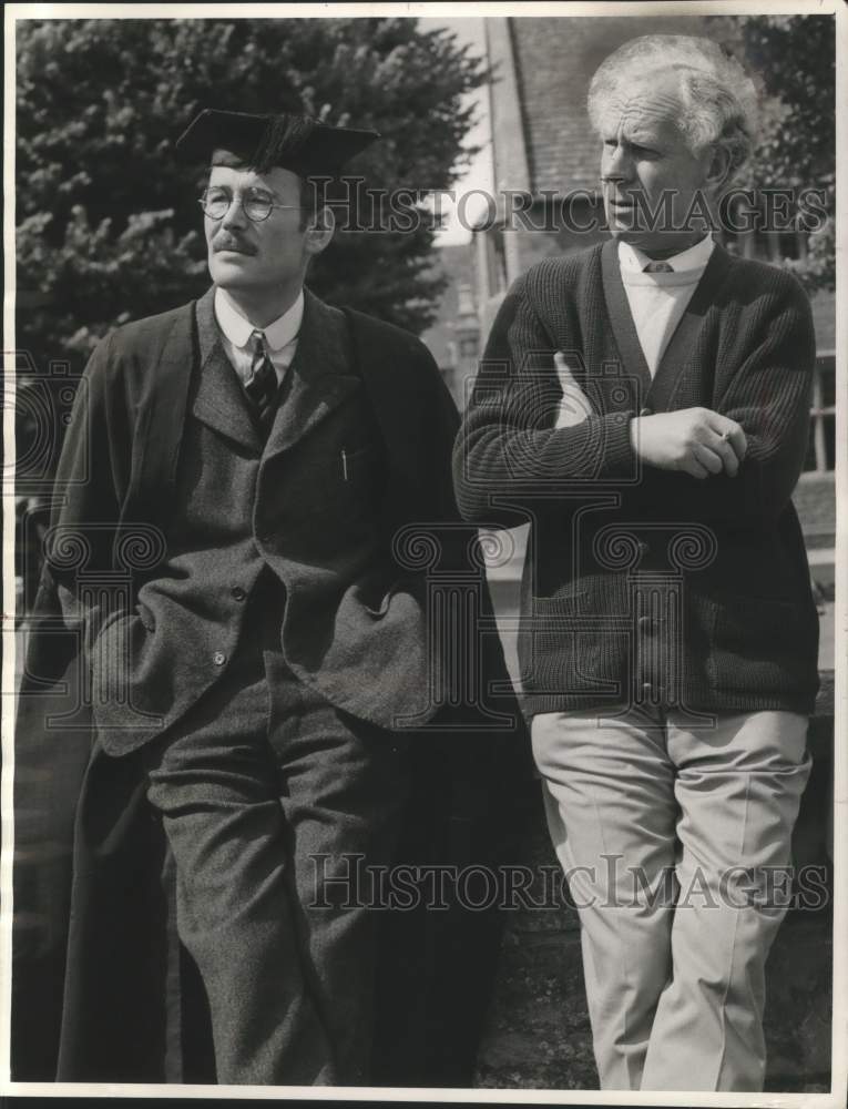 1968 Press Photo Actor Peter O&#39; Toole with Sherburne headmaster, Robert Powell - Historic Images