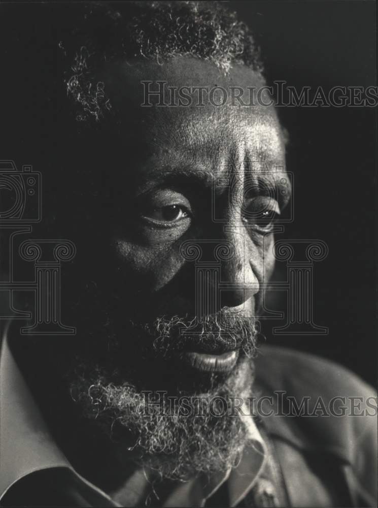 1990 Press Photo Dick Gregory being interviewed in the Milwaukee County Jail - Historic Images