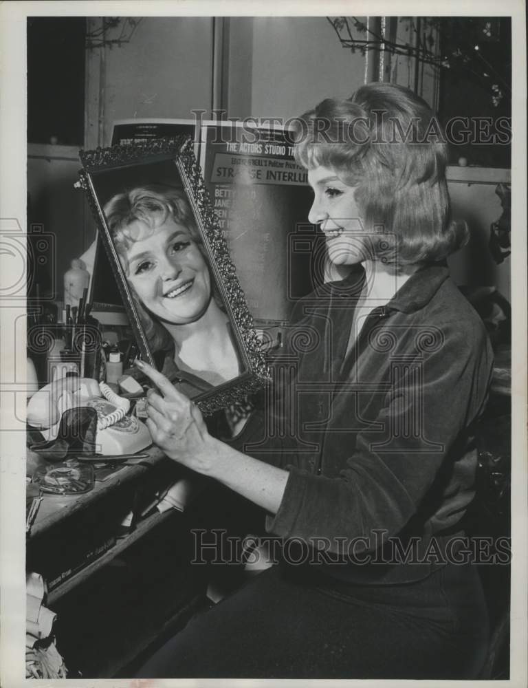 1963 Press Photo Actress Geraldine Page looks at her reflection in a mirror - Historic Images