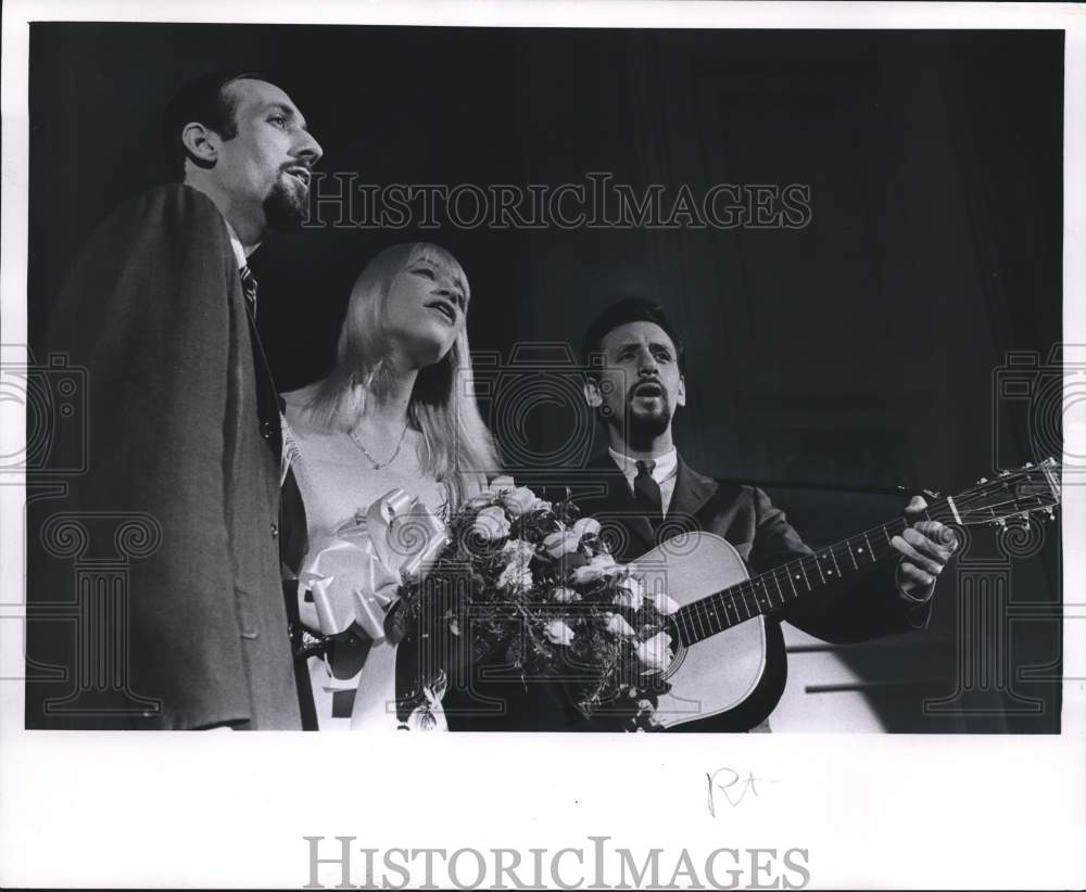 1964 Press Photo Folk Trio Peter, Paul &amp; Mary Performing in Milwaukee - Historic Images