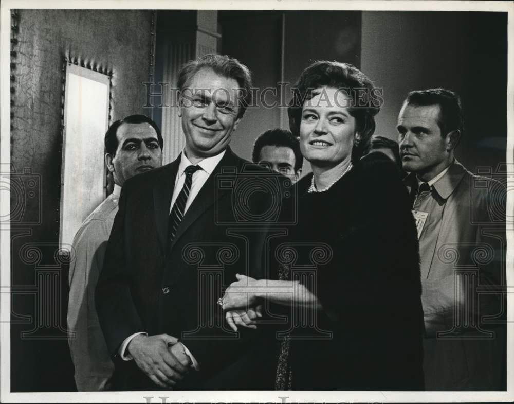 1965 Press Photo Actor Dan O'Herlihy & co-star in episode of "The Defenders" - Historic Images