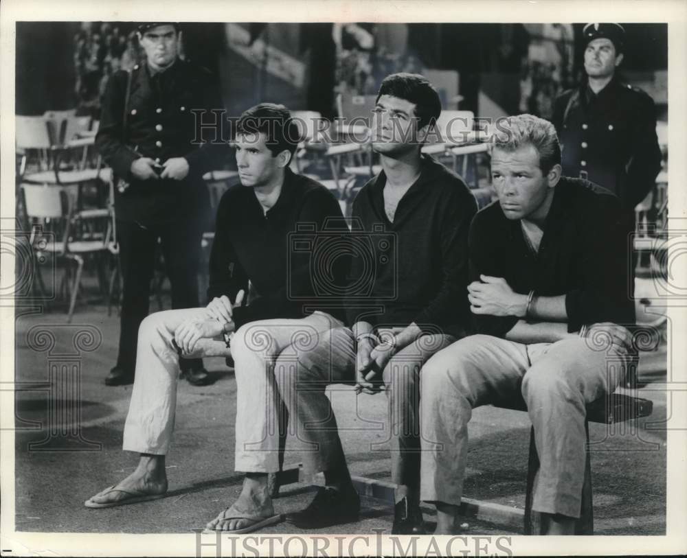 1965 Press Photo Tony Perkins &amp; fellow actors, &quot;Two Are Guilty&quot;, Downer Theater - Historic Images