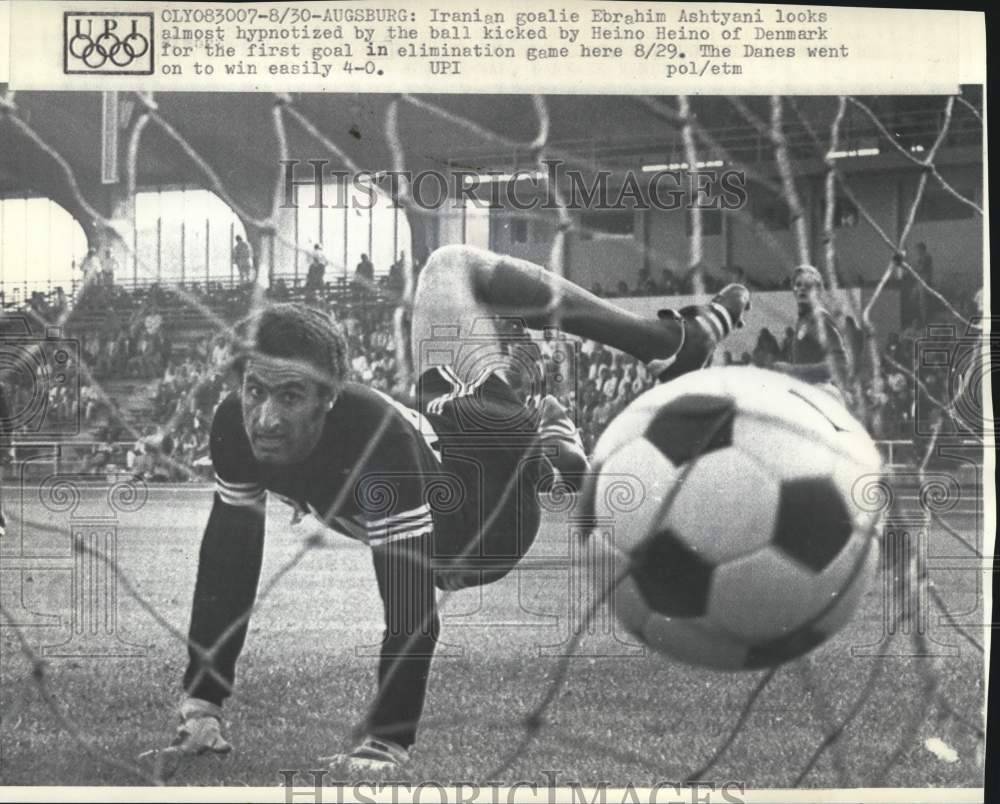 1972 Press Photo Olympics Iranian goalie Ebrahim Ashtyani watches net catch ball - Historic Images
