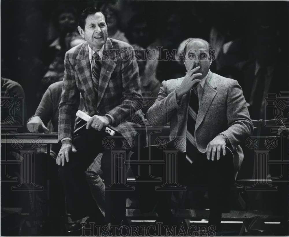 1982 Press Photo Marquette basketball coach Hank Raymonds watches from the bench - Historic Images