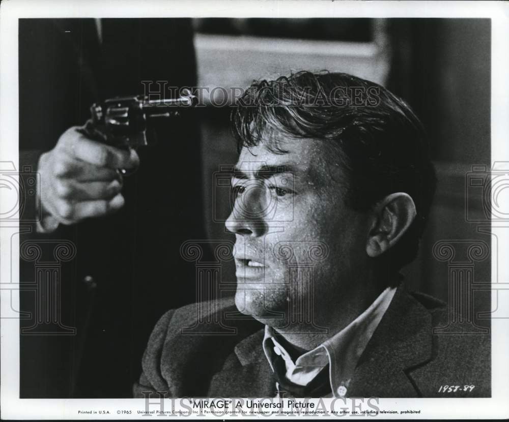 1965 Press Photo Gregory Peck has a gun to his head in the movie "Mirage" - Historic Images