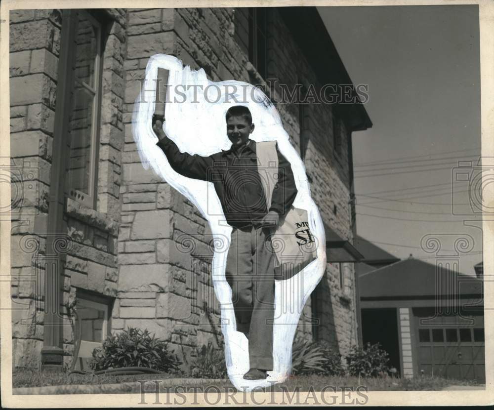 1951 Press Photo Milwaukee Journal Sentinel newsboy - Historic Images