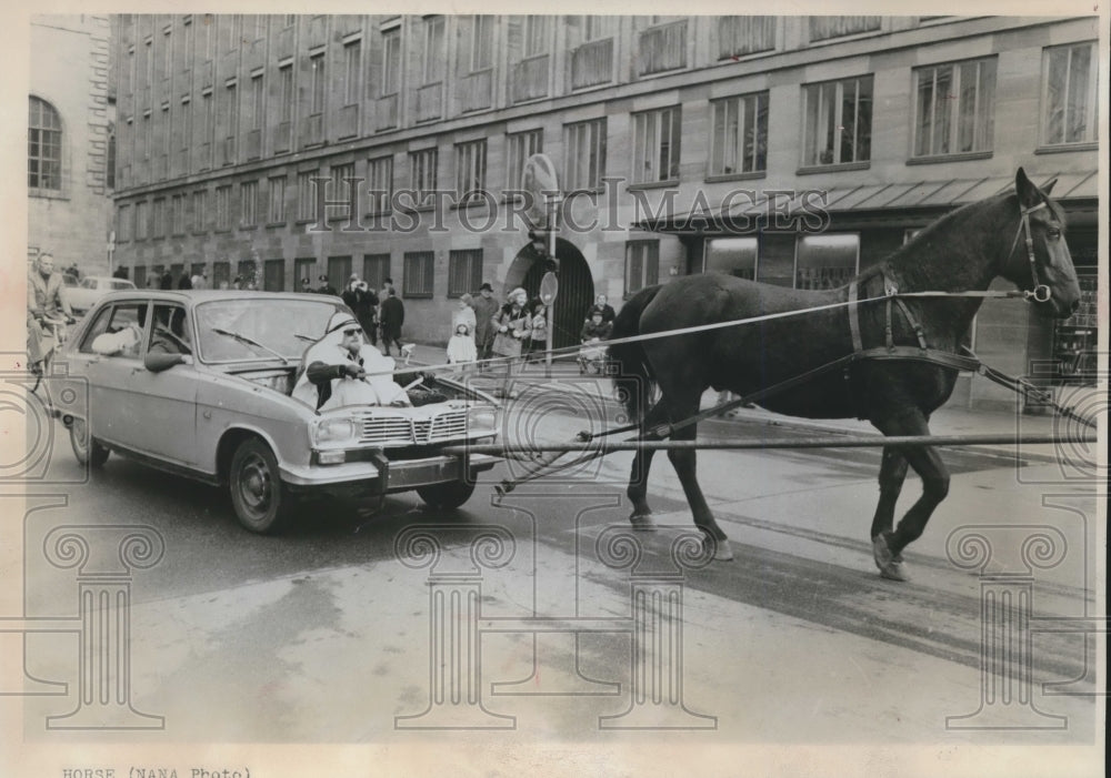 1973 Press Photo A West German Man Dawns Arabian Dress, Draws Car by Horse-Historic Images