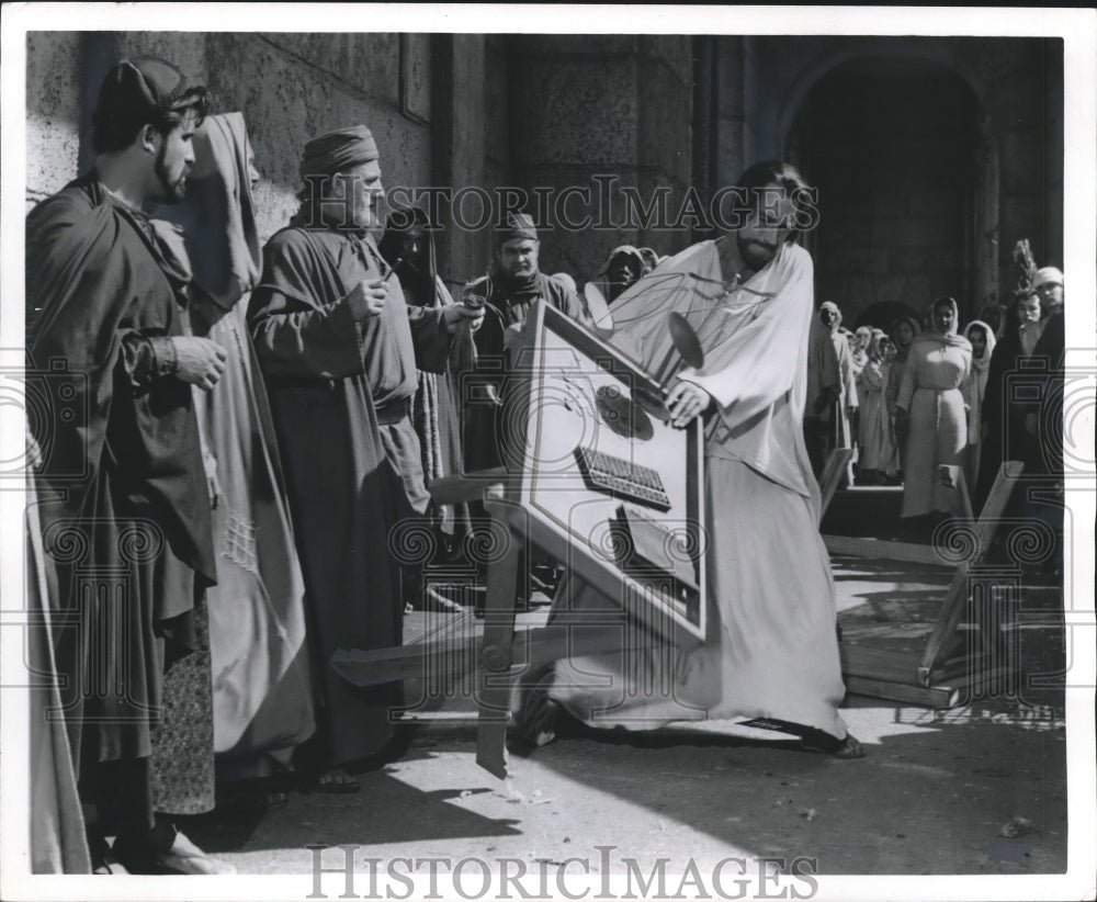 1965 Press Photo Man Portrays Christ Dumping Money Changer&#39;s Table in Jerusalem - Historic Images