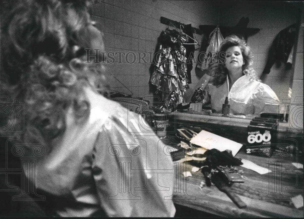 1989 Press Photo Kathy Phillips Gets Ready to Be Tarzana - mjx36081 - Historic Images