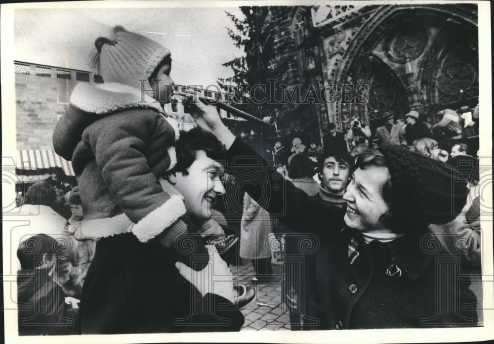1980 Press PhotoFamily Enjoys Christmas Celebration, Germany - mjx36251- Historic Images