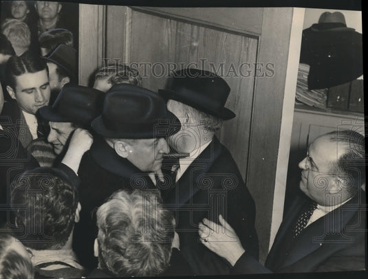1937 Press Photo Regent A. C. Backus with students at Glenn Frank hearing-Historic Images