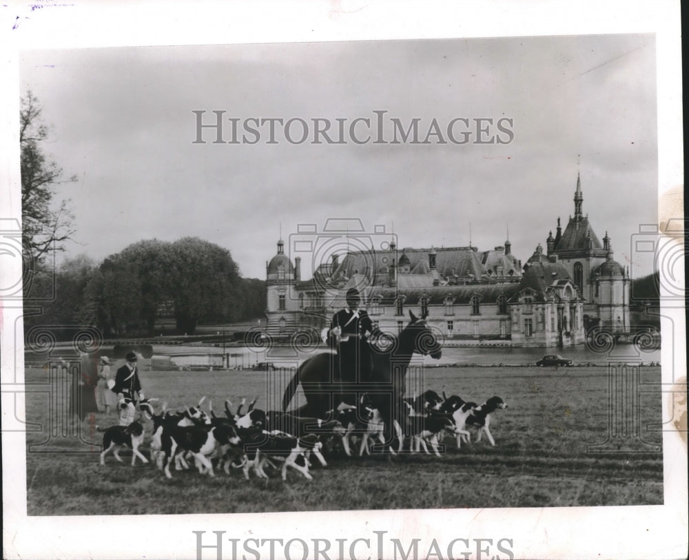 1957 Press Photo Master of Hounds with Hounds in front of Chateau, France-Historic Images