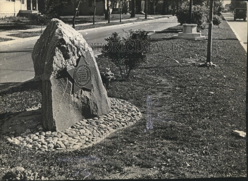 1933 Press Photo Flagpole, bronze star boulder and Kiwanis emblem in Fond du Lac-Historic Images