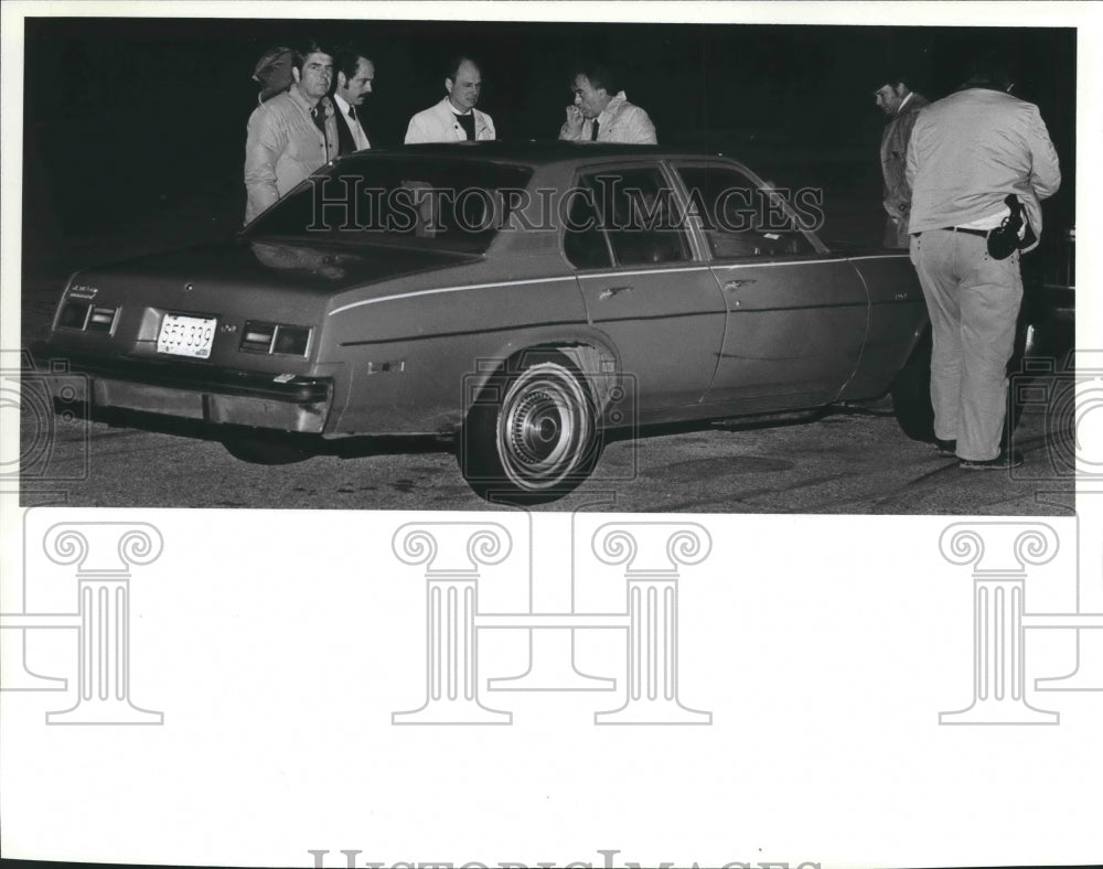 1982 Press Photo Police Search John E. Fritz's Car for Murder Investigation- Historic Images