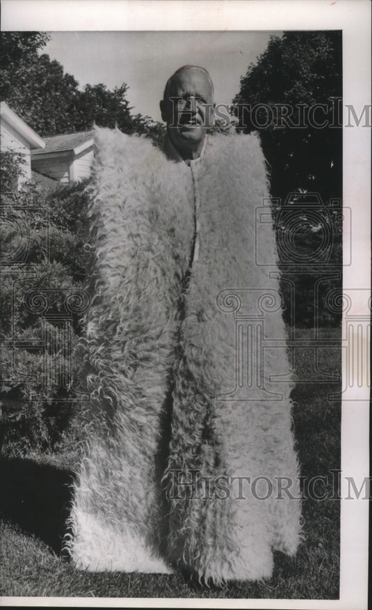 1959 Press Photo Roswell Garst Models Sheepherder's Coat, Coon Rapids, Iowa - Historic Images