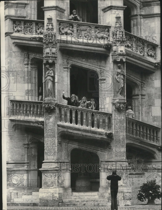1978 Press Photo Visitors Wave From Francis I Staircase at Blois, France-Historic Images