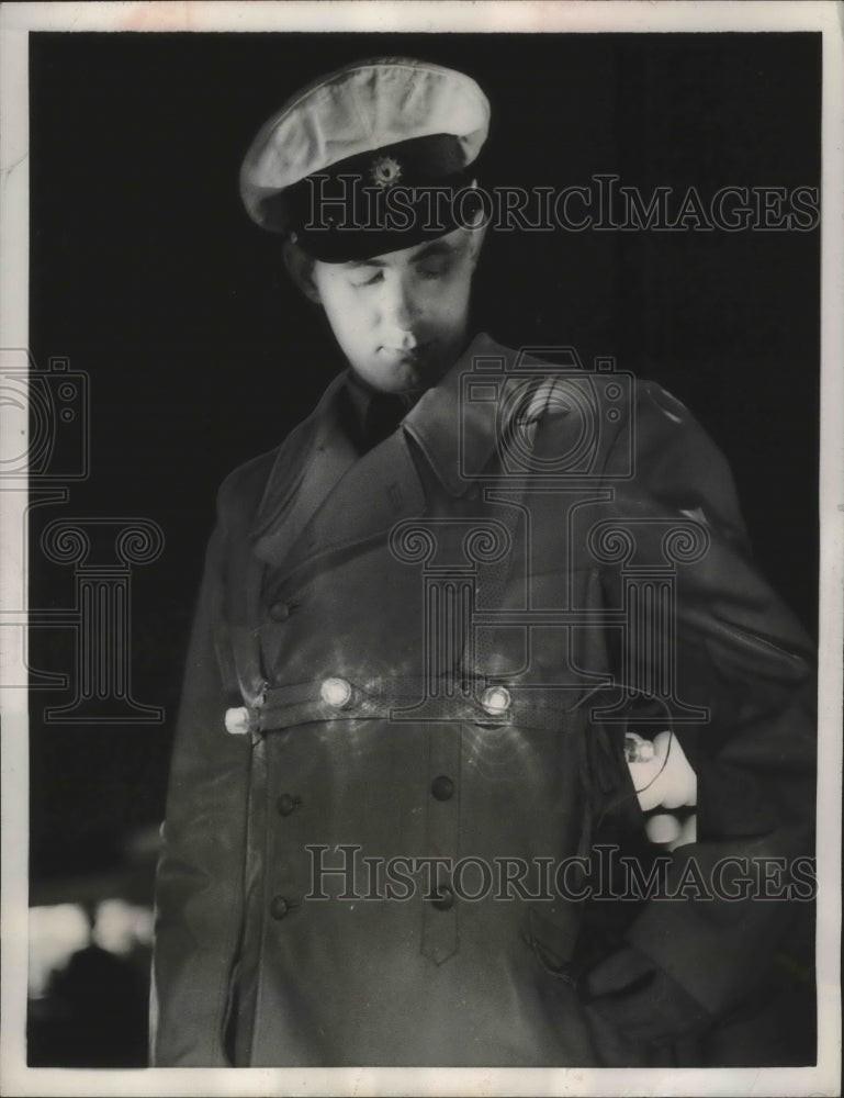 1956 Press Photo West Berlin traffic policeman with lighted belt in Germany-Historic Images