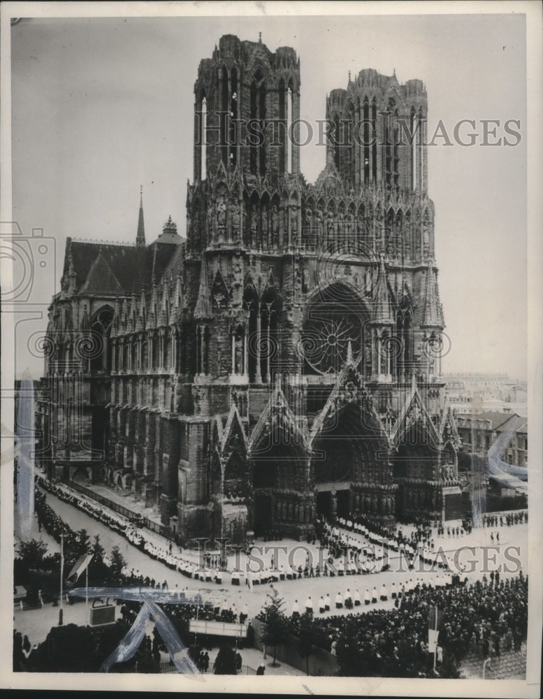 1938 Press Photo Procession of Clergymen Enter Rheims Cathedral, France-Historic Images