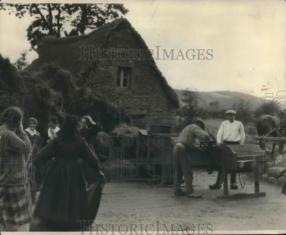 1928 Press Photo Family on a Farm in Alsace-Lorraine Harvest Barley, France-Historic Images