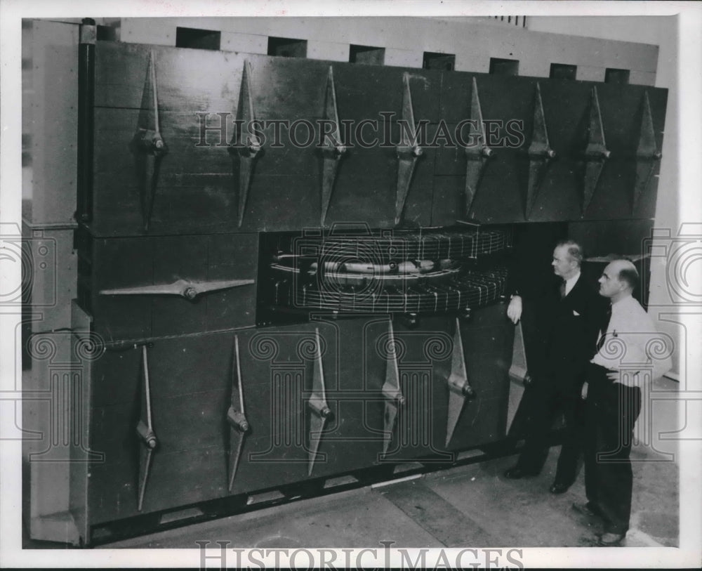 1946 Press Photo General Electric Scientists with Super X-Ray Machine, New York- Historic Images