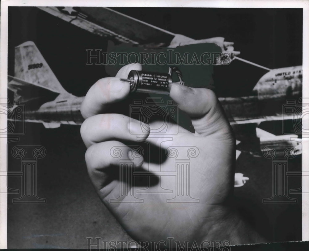 1955 General Electric&#39;s Smallest Electric Motor Used in Aircraft-Historic Images