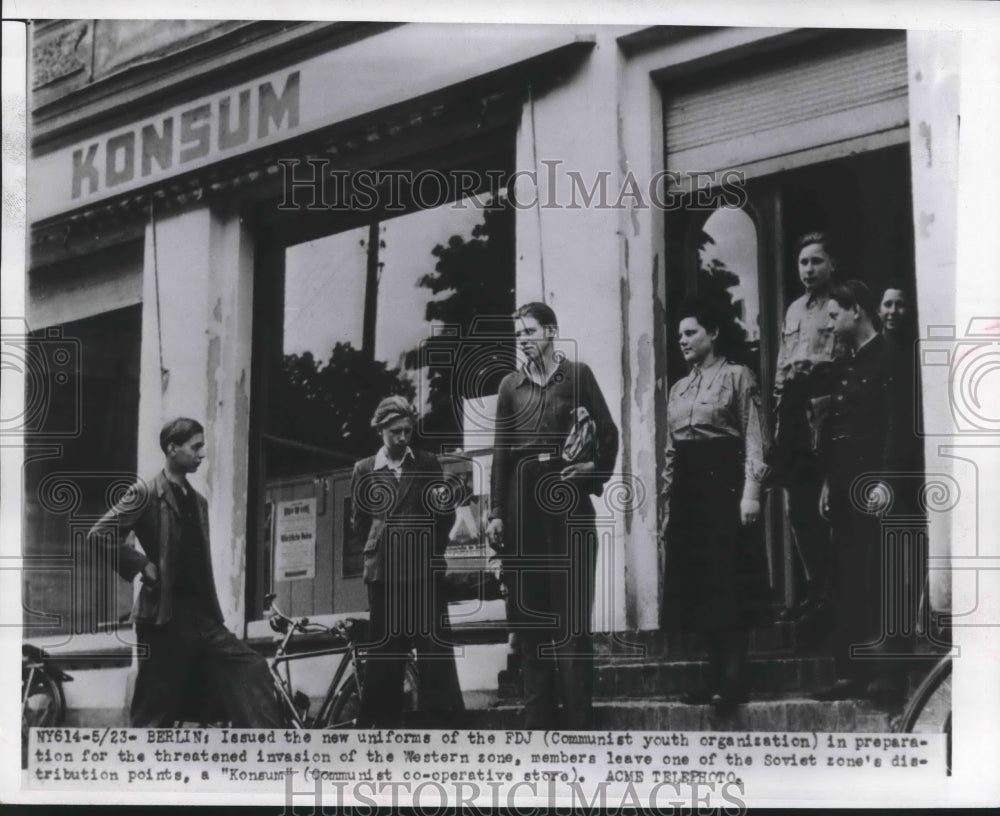 1950 Press Photo Communist Youth Organization Members Issued Uniforms, Berlin-Historic Images