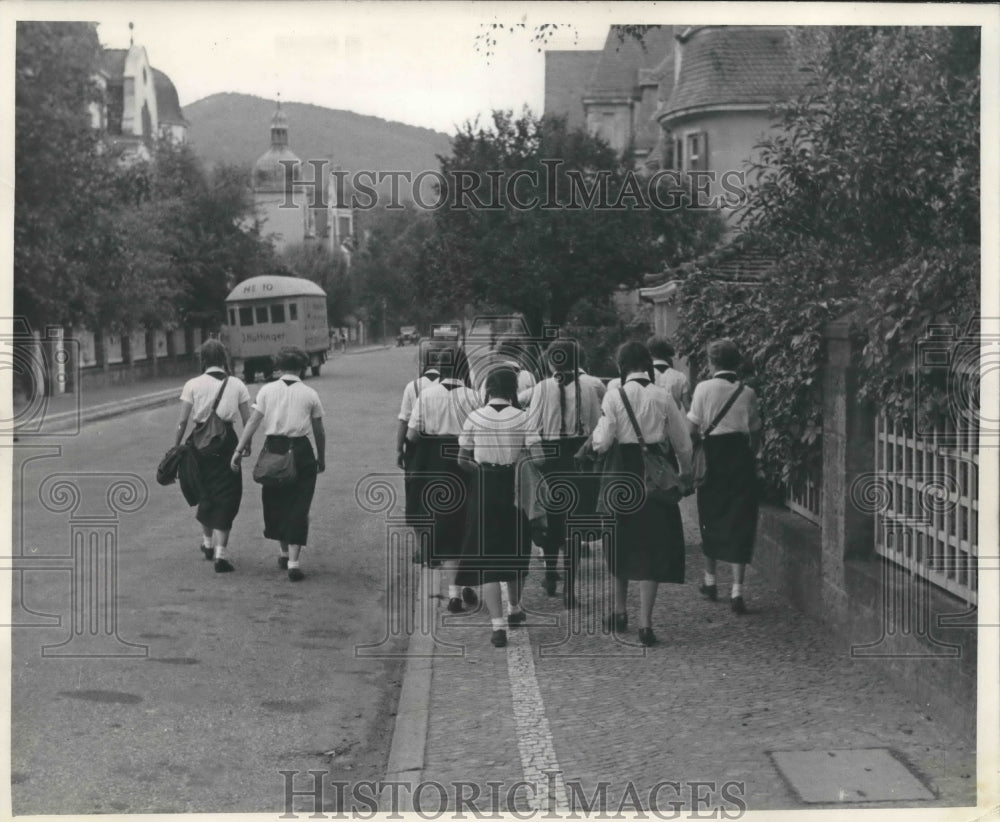 1945 Press Photo Young girls dressed alike in Heidelberg, Germany - mjx37275 - Historic Images