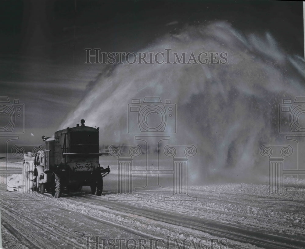 1954 Press Photo Snow blower working on runways at Mitchell Field in Milwaukee-Historic Images