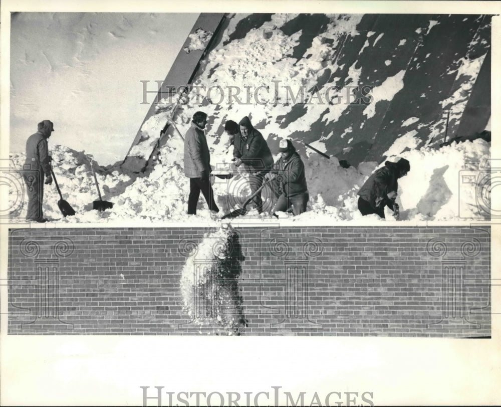 1985 Press Photo Workers Remove Snow From Corner of the Arena, Milwaukee, Wis.- Historic Images