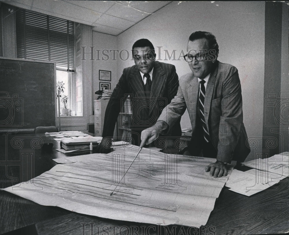 1972 Press Photo John Givens/Frank Schleicher, Model Cities Agency, Review Plans-Historic Images