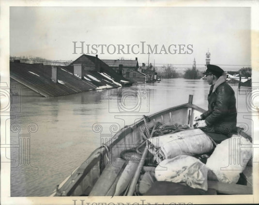 1937 Press Photo Rescue Boat Passes Roof Tops in Flooded Area of Indiana-Historic Images
