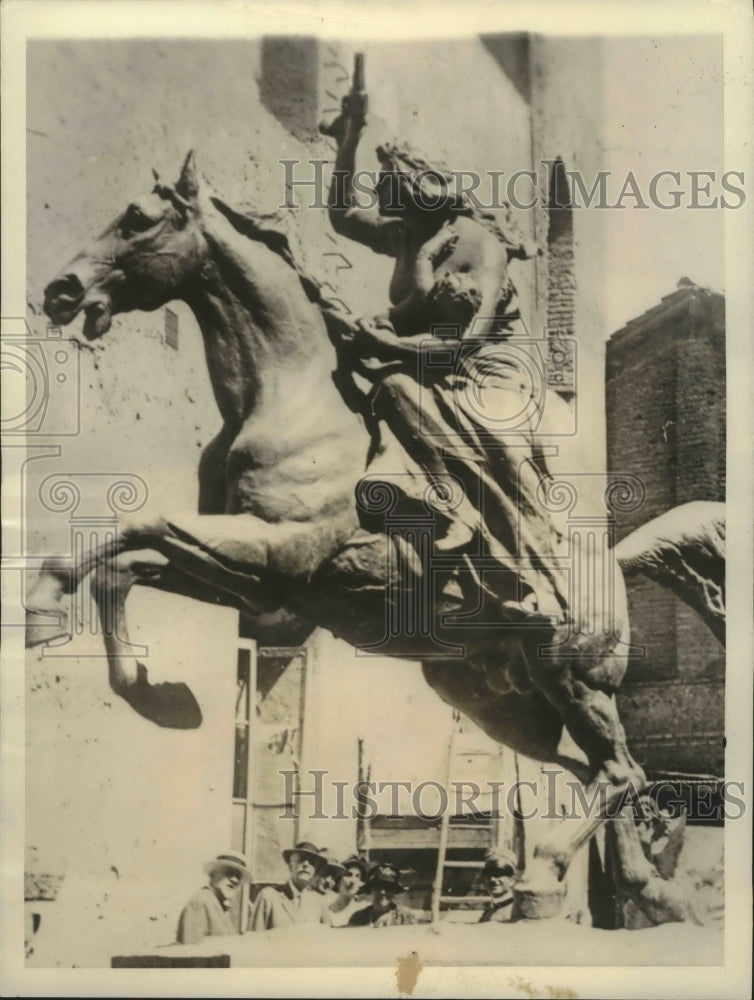 1932 Press Photo Italians Visit Statue of Anita Garibaldi on Janiculum Hill Rome-Historic Images