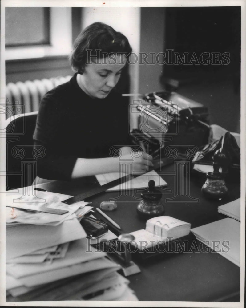 1957 Press Photo Milwaukee Journal Department Employee - Historic Images