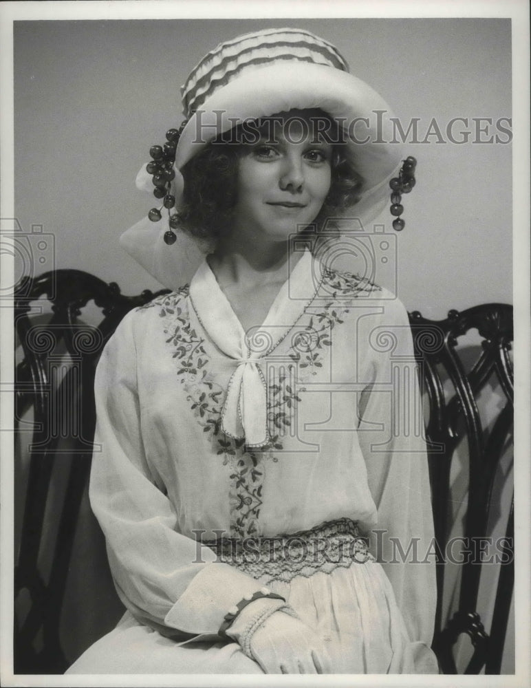 1976 Press Photo Actress Linda Purl in &quot;The Shining Example&quot; - mjx38566-Historic Images