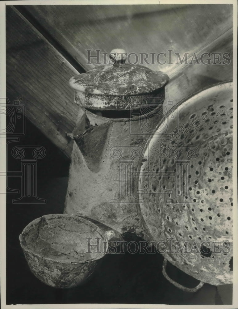 1988 Press Photo Dinnerware from sunken ship Atlanta, Manitowoc Maritime Museum- Historic Images
