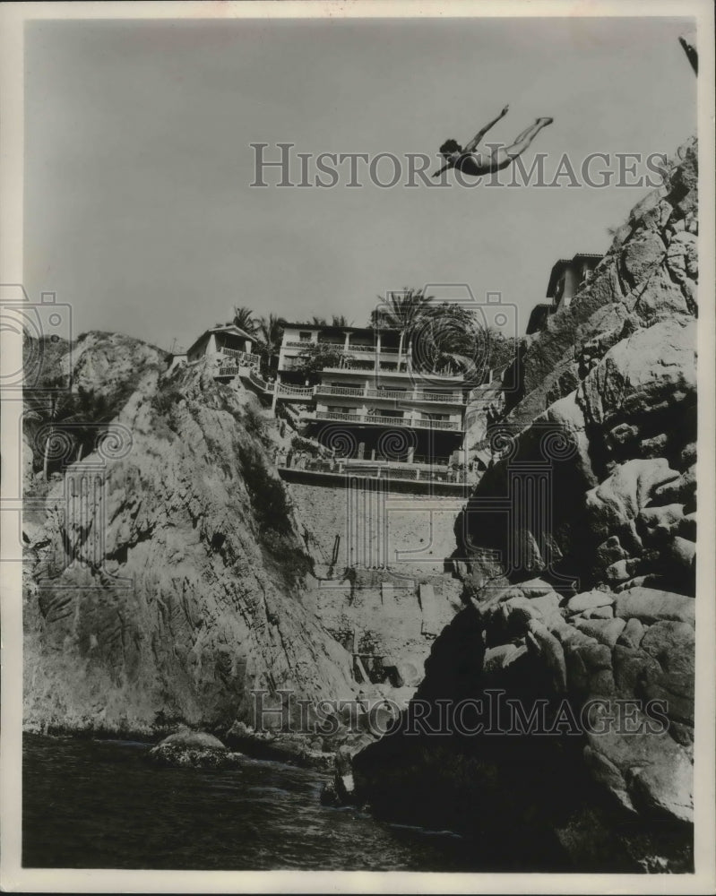 1954 Press Photo Youth Dives off 150-Foot Cliff in Acapulco, Mexico - mjx38733-Historic Images